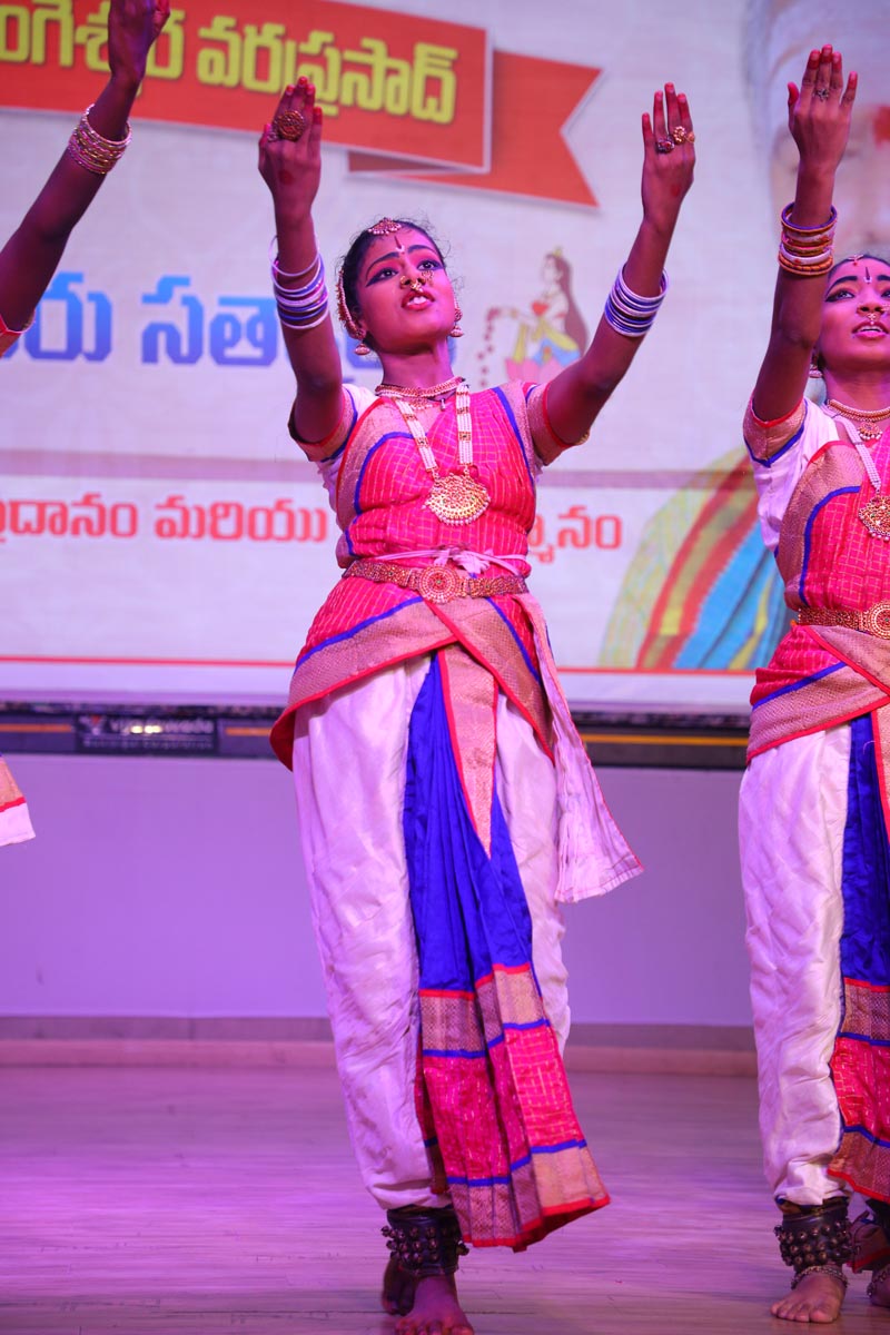 Sri Mulugu Ramalingeshwara Varaprasad Siddhanti was honoured with Jyotishyasastra Vignana Visharadha at Tummalapalli Kalakshetram, Vijayawada (79)